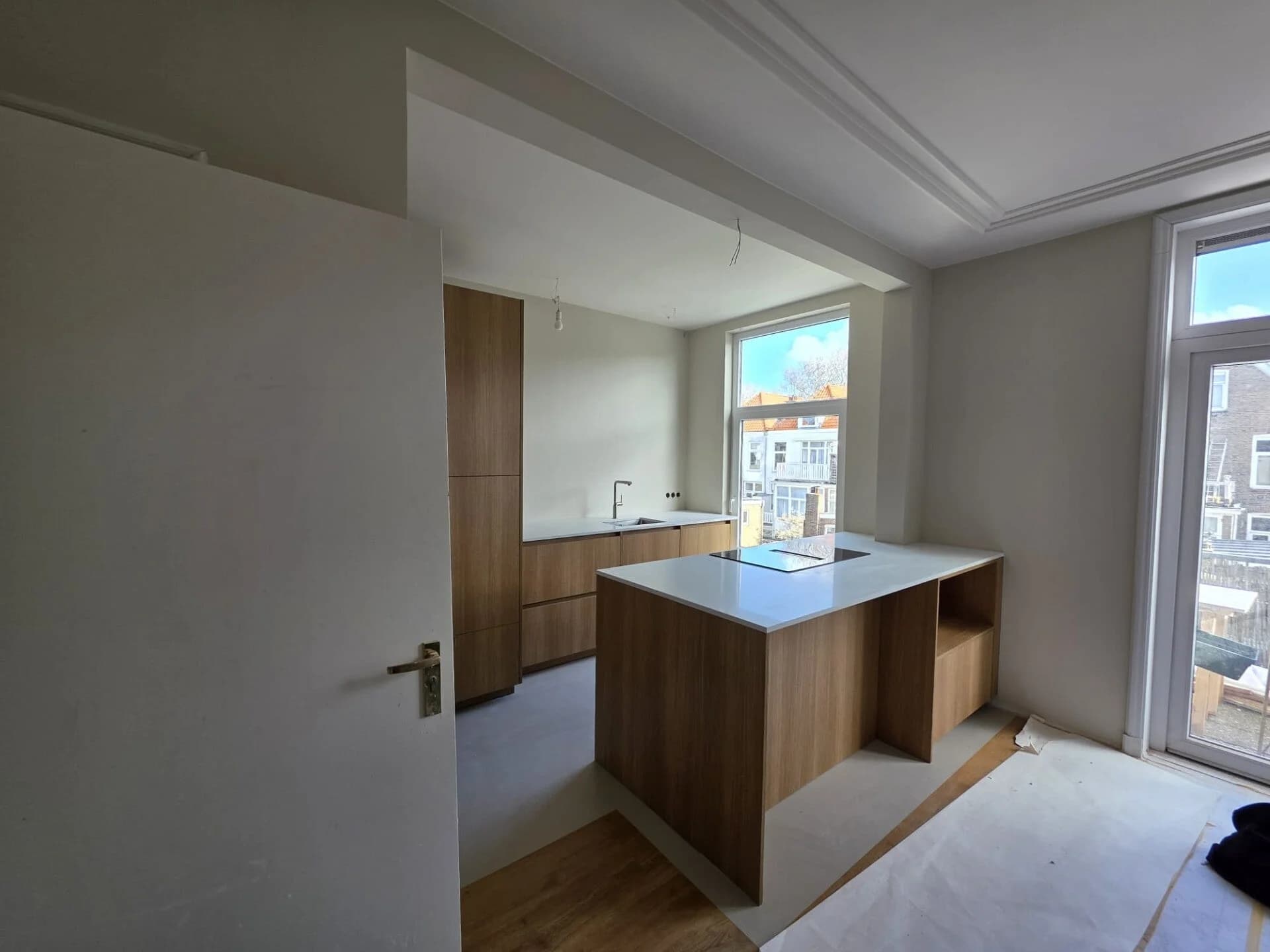 Eiken keukeneiland met zicht op woonkamer