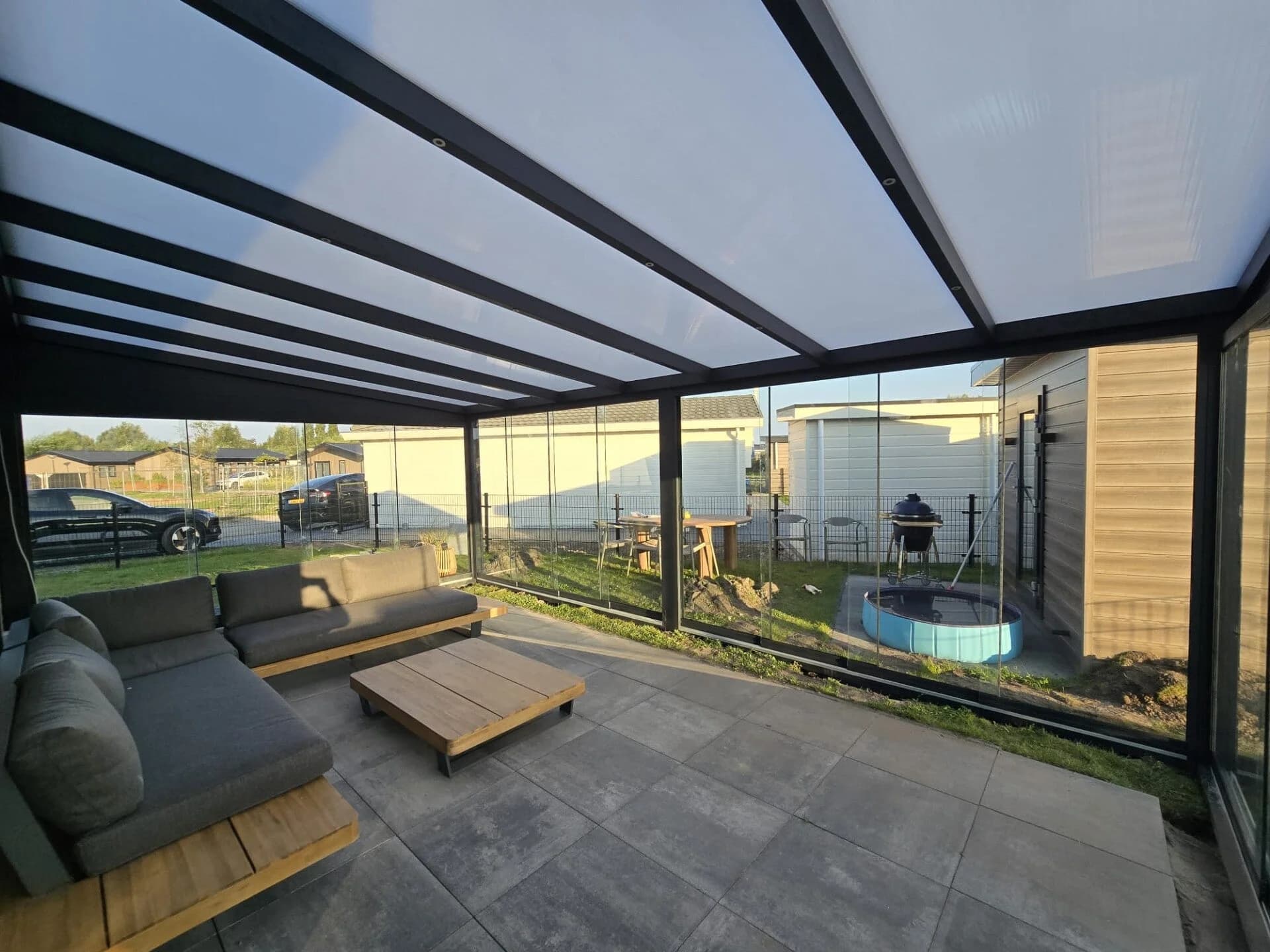 Loungehoek onder glazen overkapping